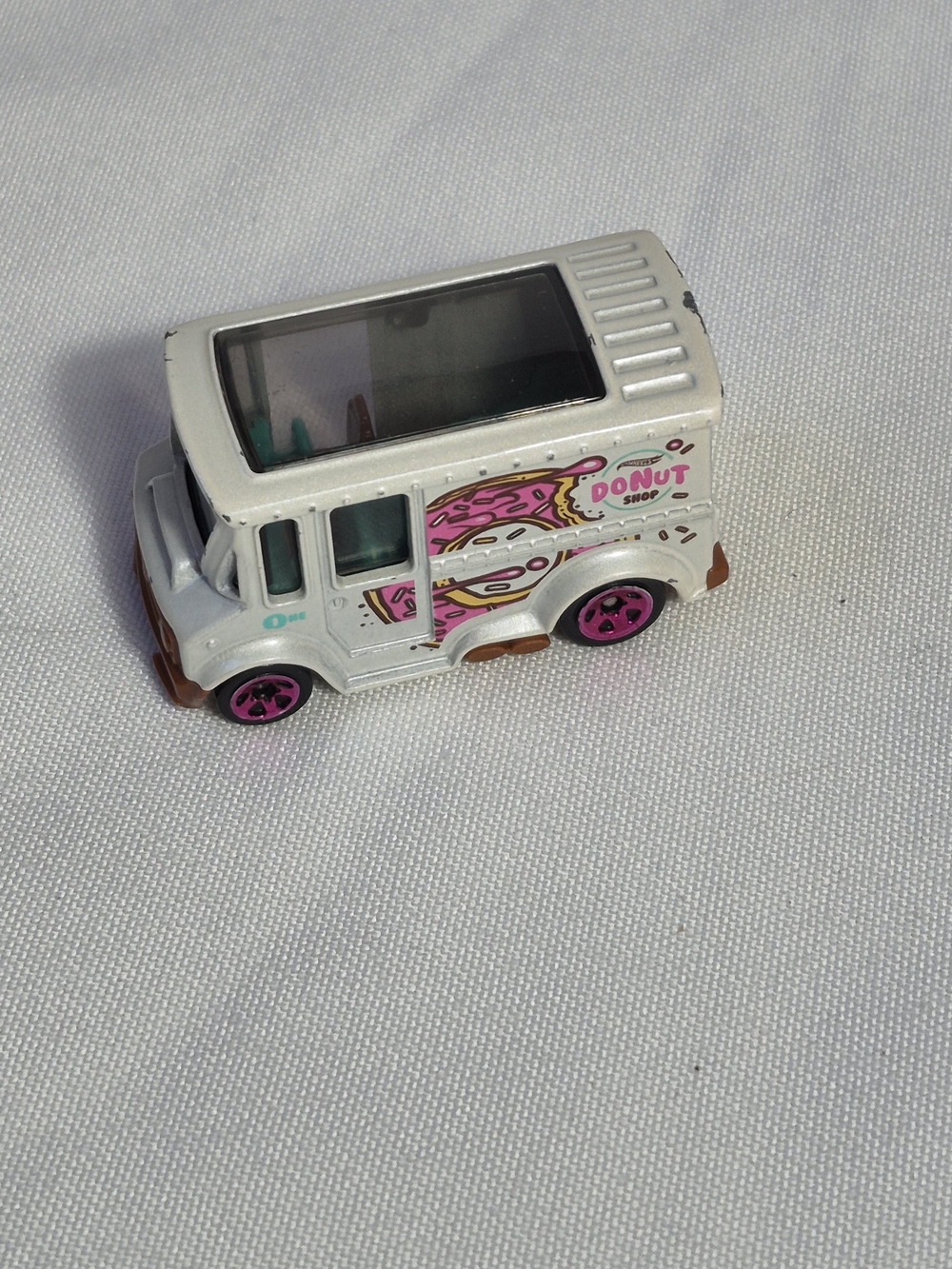 HOT WHEELS Donut Shop Toy Truck - White and Pink Kids Toy COLLECTION